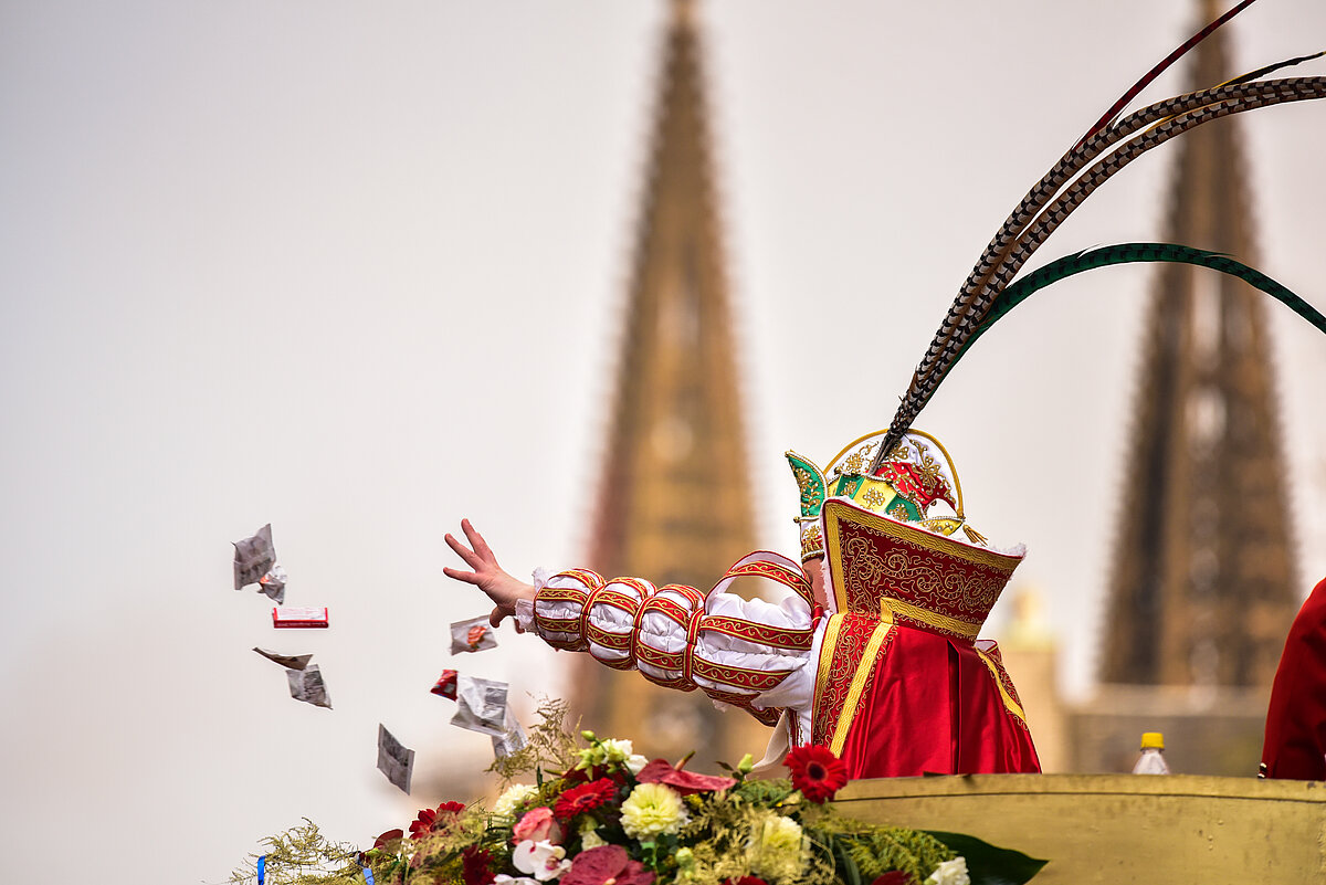 Ein Karnevalswagen beim Umzug vor dem Kölner Dom