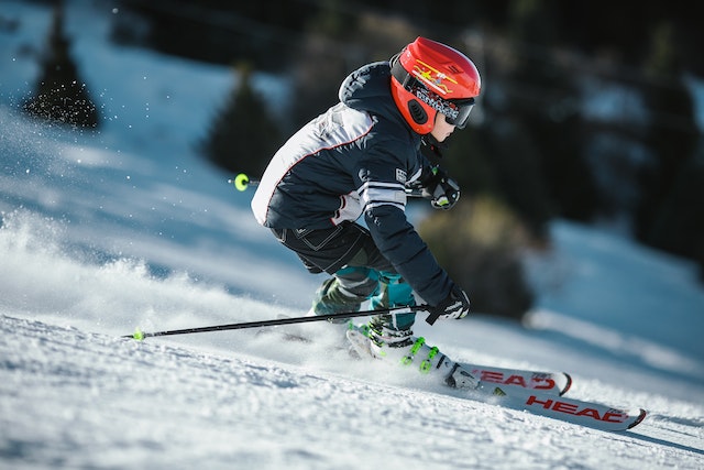 kind beim ski fahren