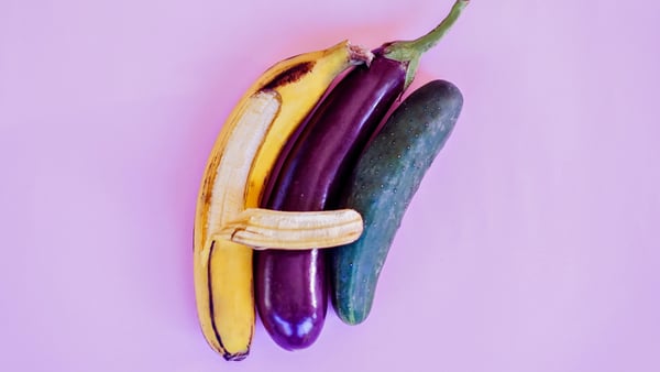 banane aubergind und gurke kuscheln miteinander