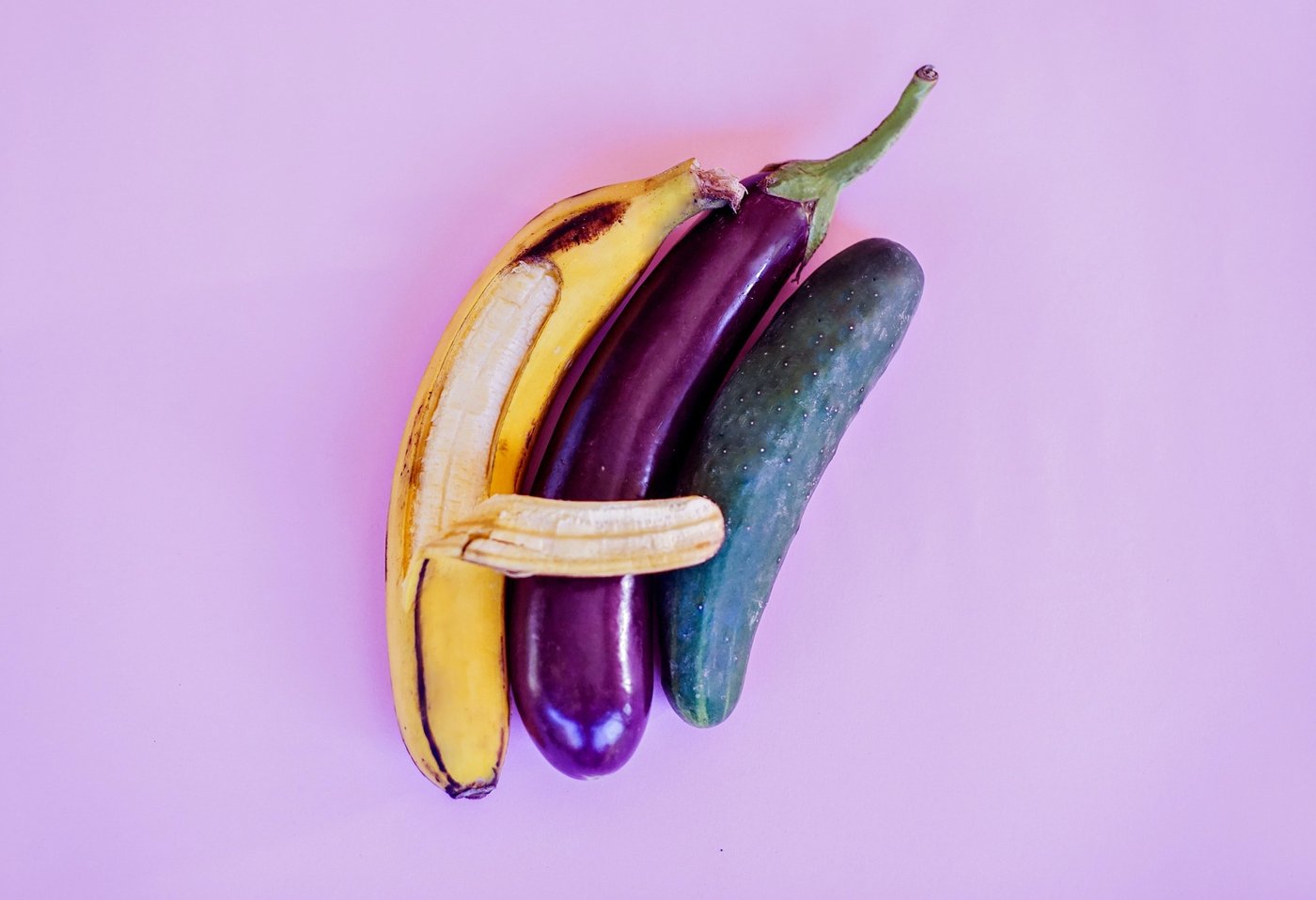 banane aubergind und gurke kuscheln miteinander