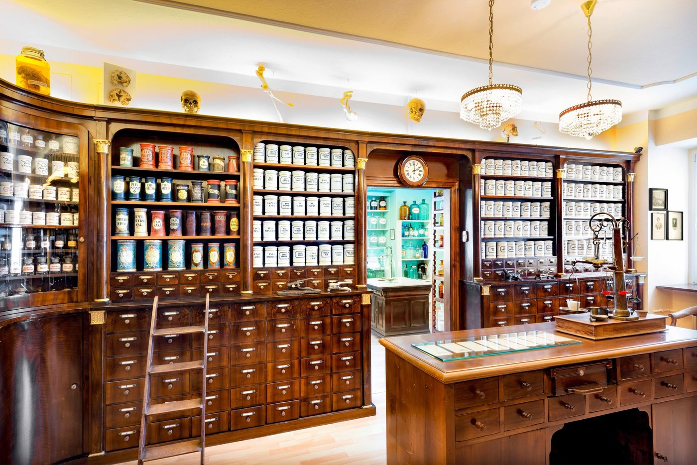 Eine alte Apothekenwand im Dortmunder Apotheken-Museum