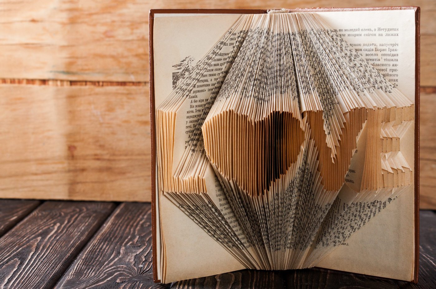 Ein Buch mit "Love" in die Seite geschnitten.n.