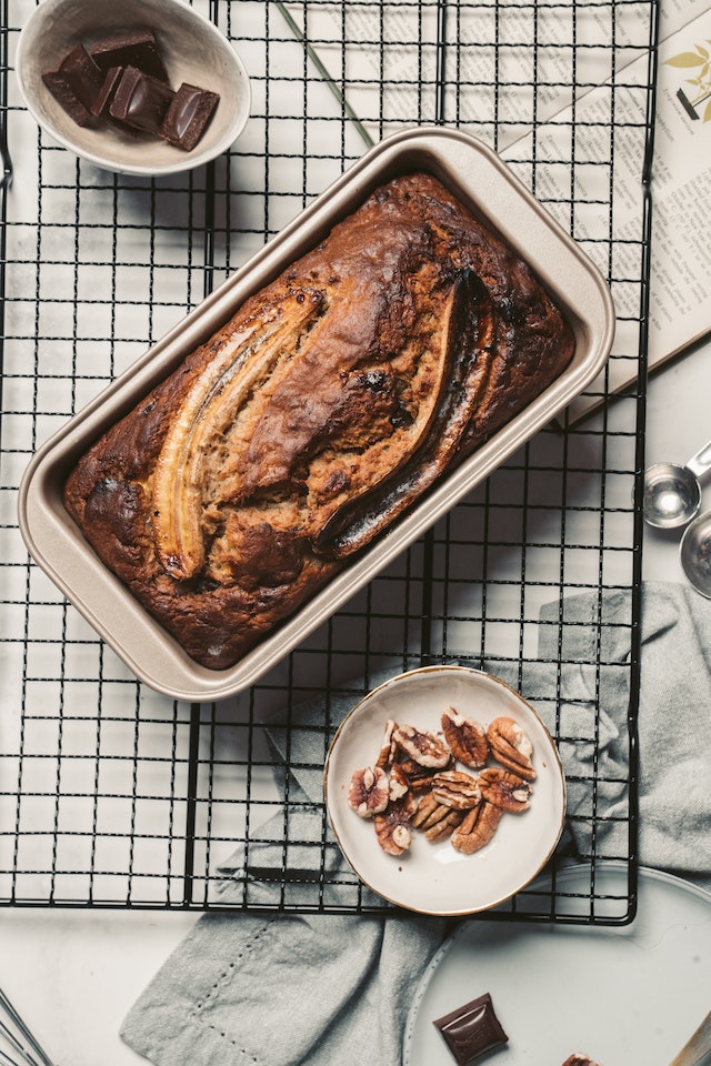 Ein gebackenes Bananenbrot mit Schokolade und Walnüssen