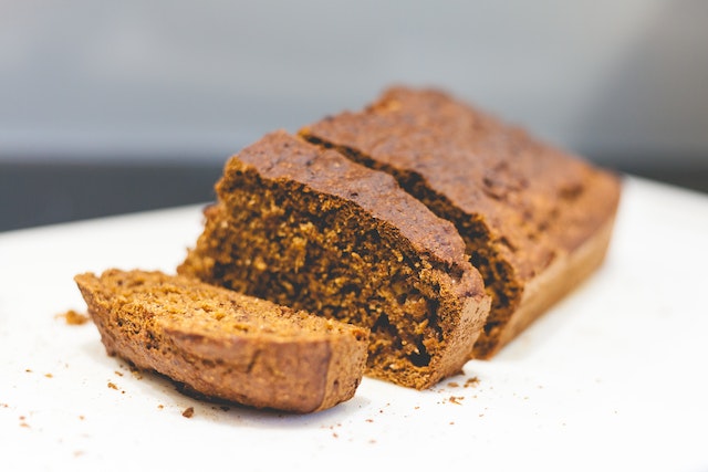 Ein gebackenes Bananenbrot auf einem Teller.