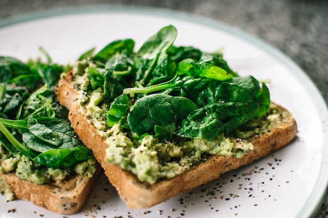 Ein Toastbrot bestrichen mit Guacamole