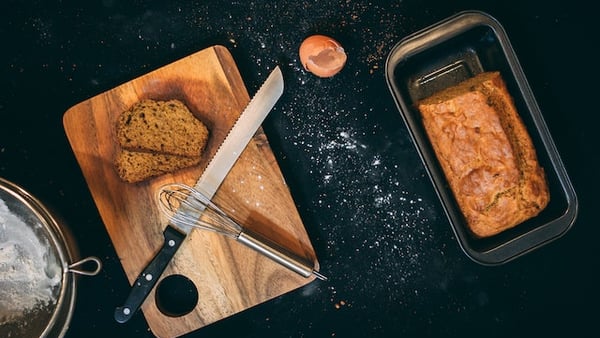 Ein gebackenes Bananenbrot in Scheiben geschnitten auf einem Brett.