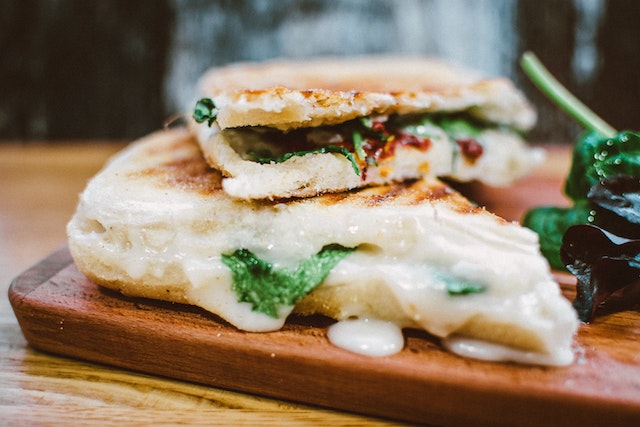 Ein getoastetes Sandwich mit Mozzarella-Käse