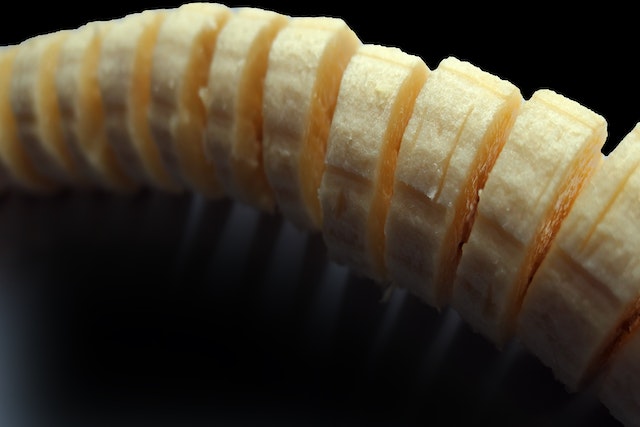 Eine in mehrere Scheiben geschnittene Banane