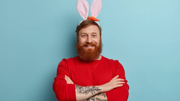 mann mit osterhasenohren