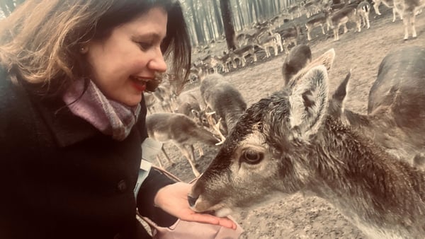 bianca mit einer herde rehe