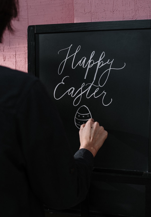 Eine Tafel, beschriftet mit "Happy Easter"