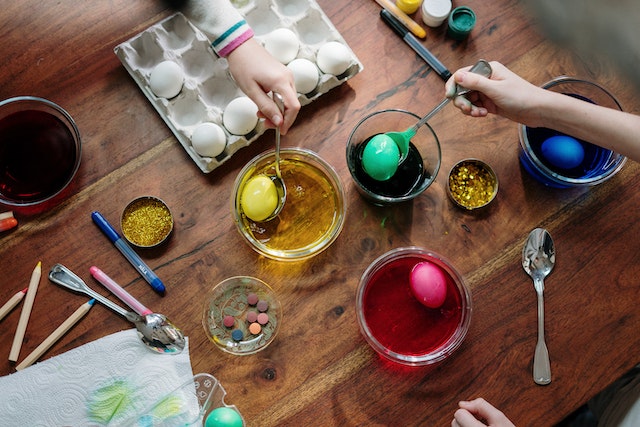 Auf einem Tisch verteilt werden Eier zu Ostern gefärbt