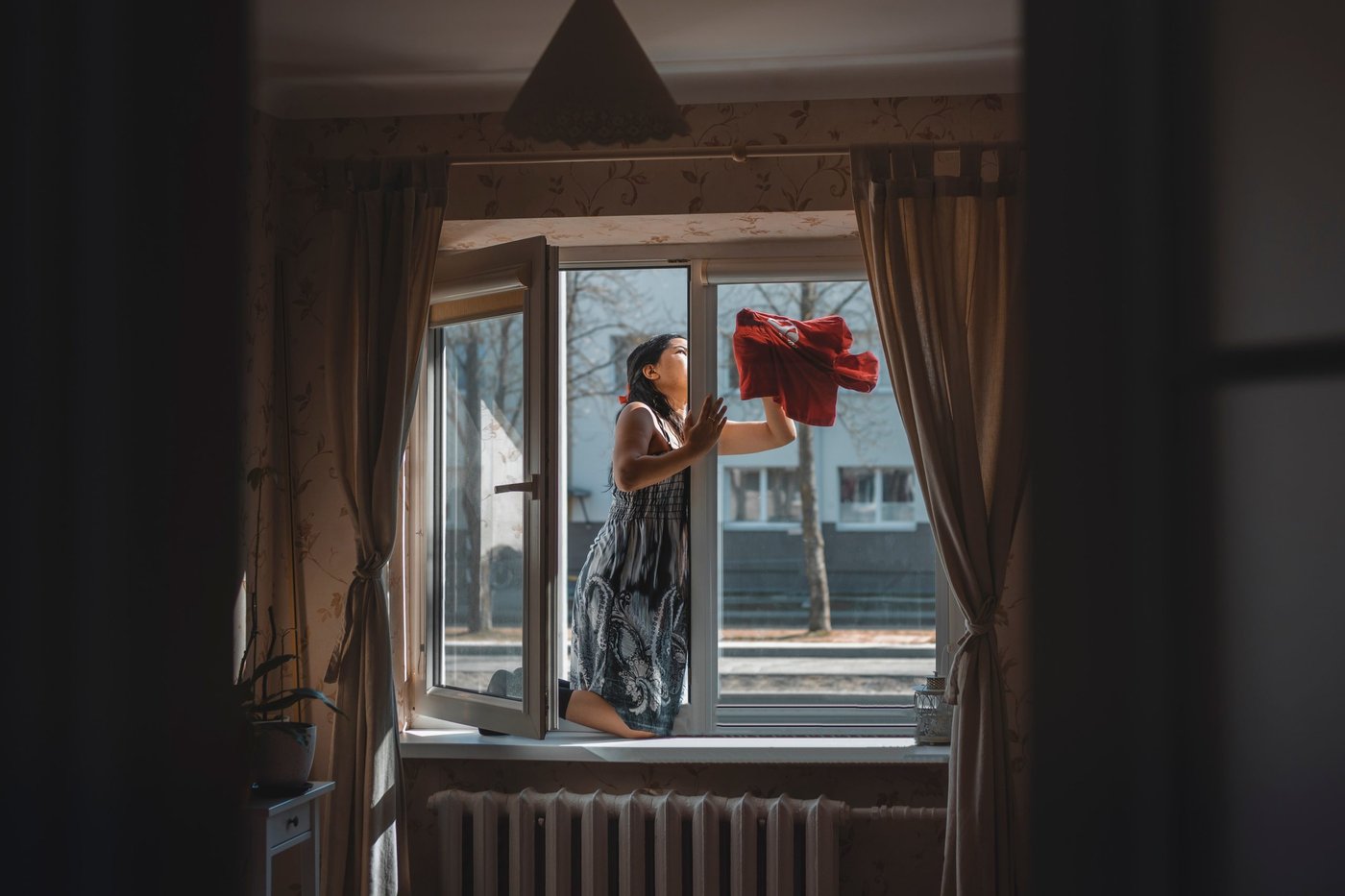 Frau putzt Fenster