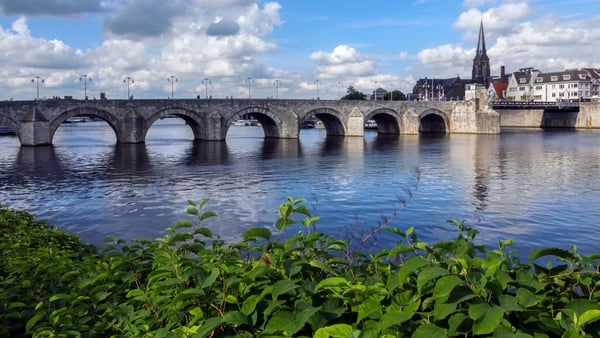 ein blick über maastricht in der niederlande