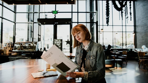 Frau allein im Café