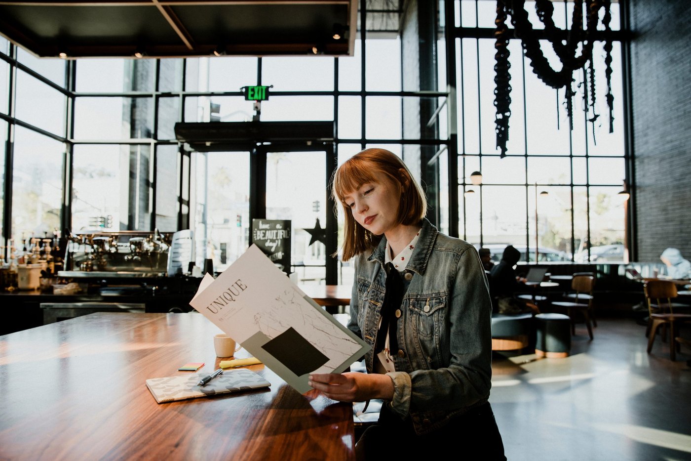 Frau allein im Café