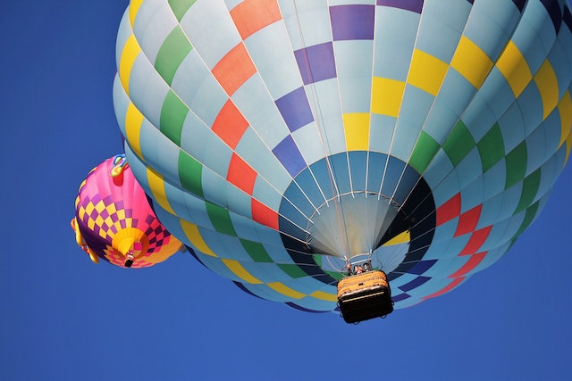 Zwei bunte Heißluftballons steigen bei Festivals auf