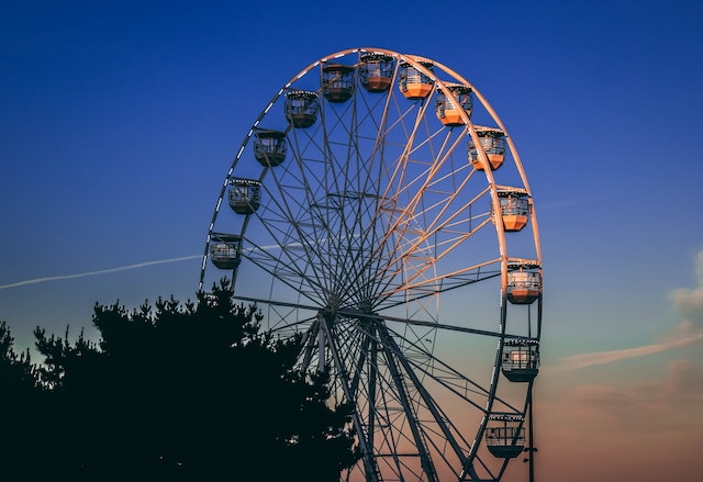 Ein Riesenrad bei Dämmerung