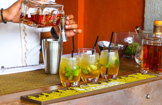 Verschiedene Cocktails werden an einer Bar gemixt