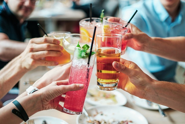 Menschen stoßen mit verschiedenen Cocktails an