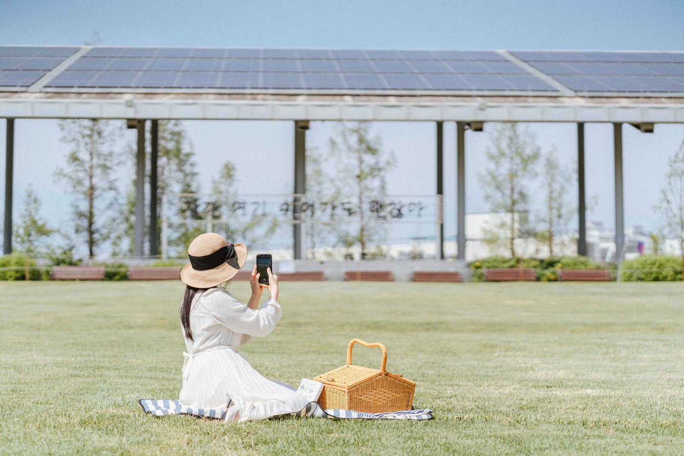 Frau macht beim Picknick Fotos