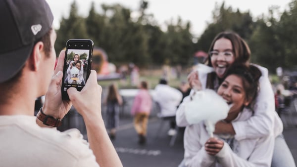 Zwei Mädchen lassen sich beim Herumalbern fotografieren