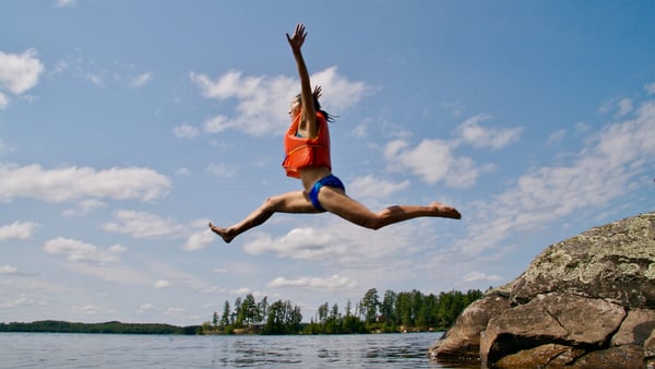 Sommer Aktivität: Ins Wasser springende Person