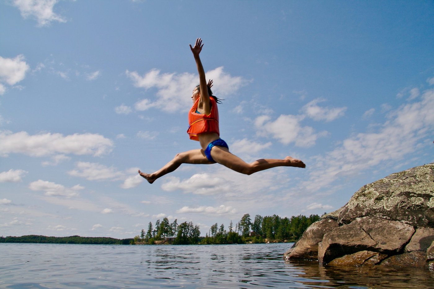 Sommer Aktivität: Ins Wasser springende Person