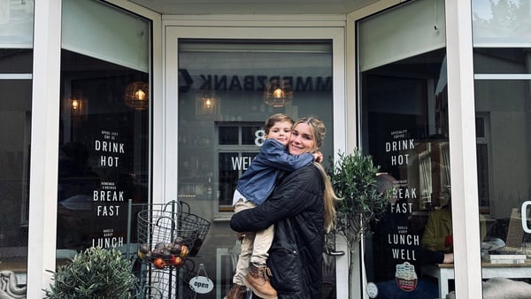katrin kristan mit sohn vor ihrem café