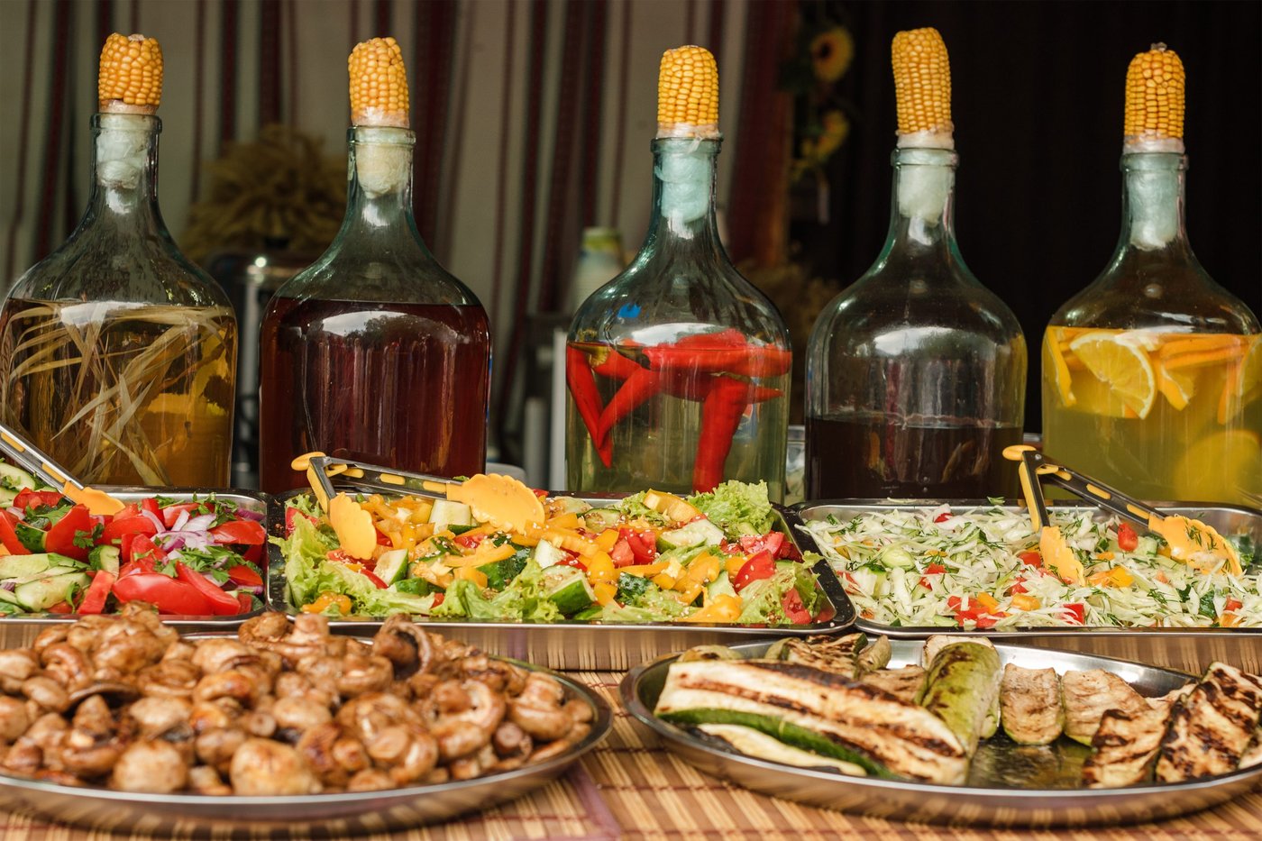 Platten mit Fleisch und Salaten stehen auf einem Tisch als Symbolbild für Gourmet Festivals