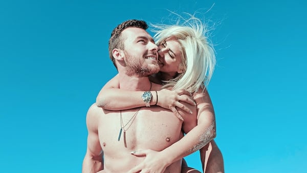 Ein Mann und eine Frau mit freiem Oberkörper in der Sonne