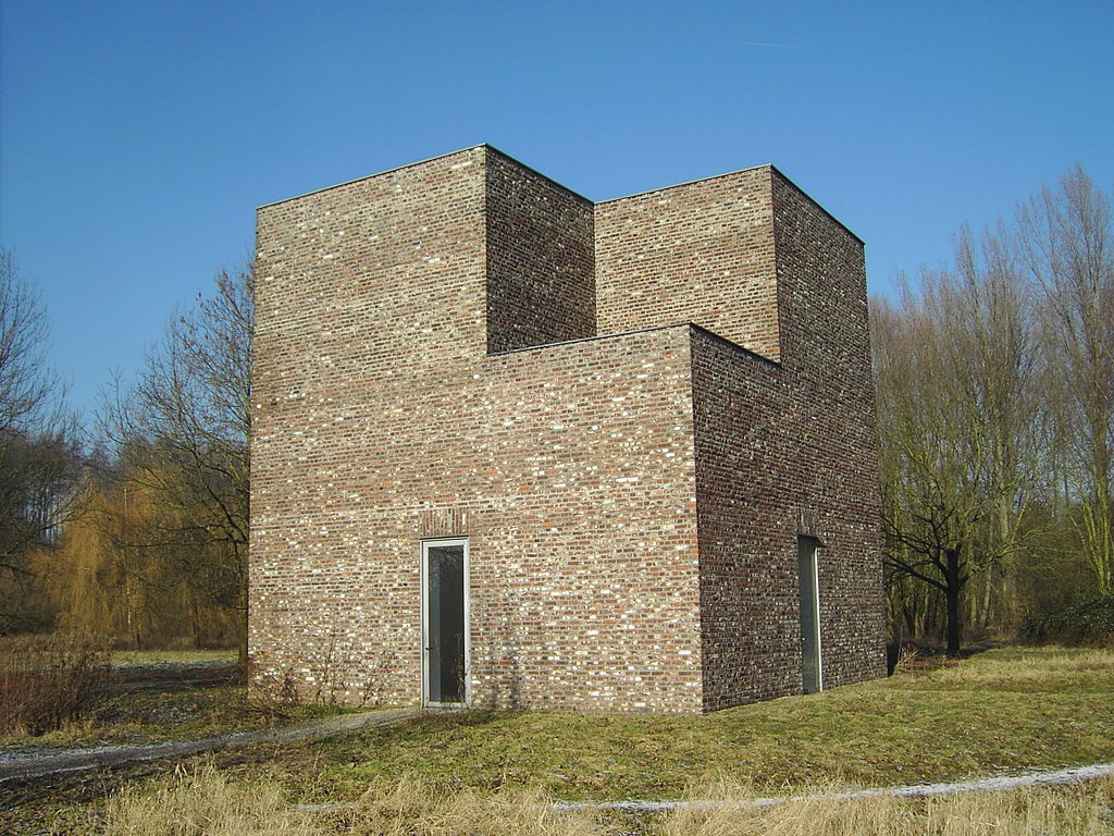 Die begehbare Skulptur "Turm" von Erwin Heerich steht im Skulpturenpark Museumsinsel Hombroich in Nordrhein-Westfalen