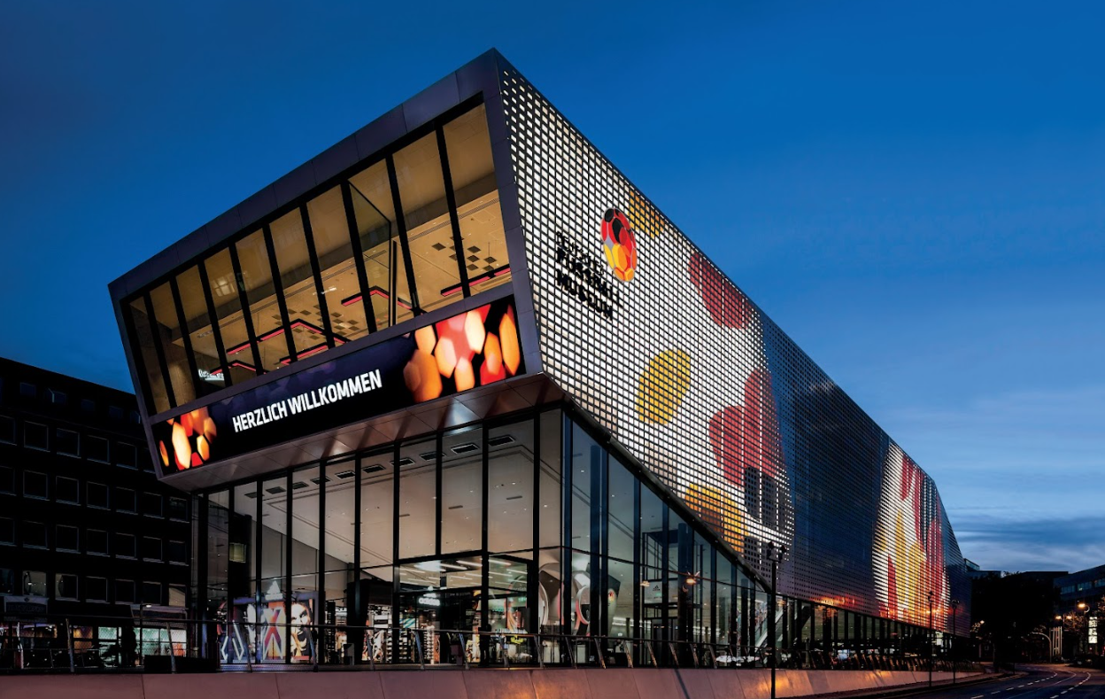 Beleuchtete Fassade des Deutschen Fußballmuseums