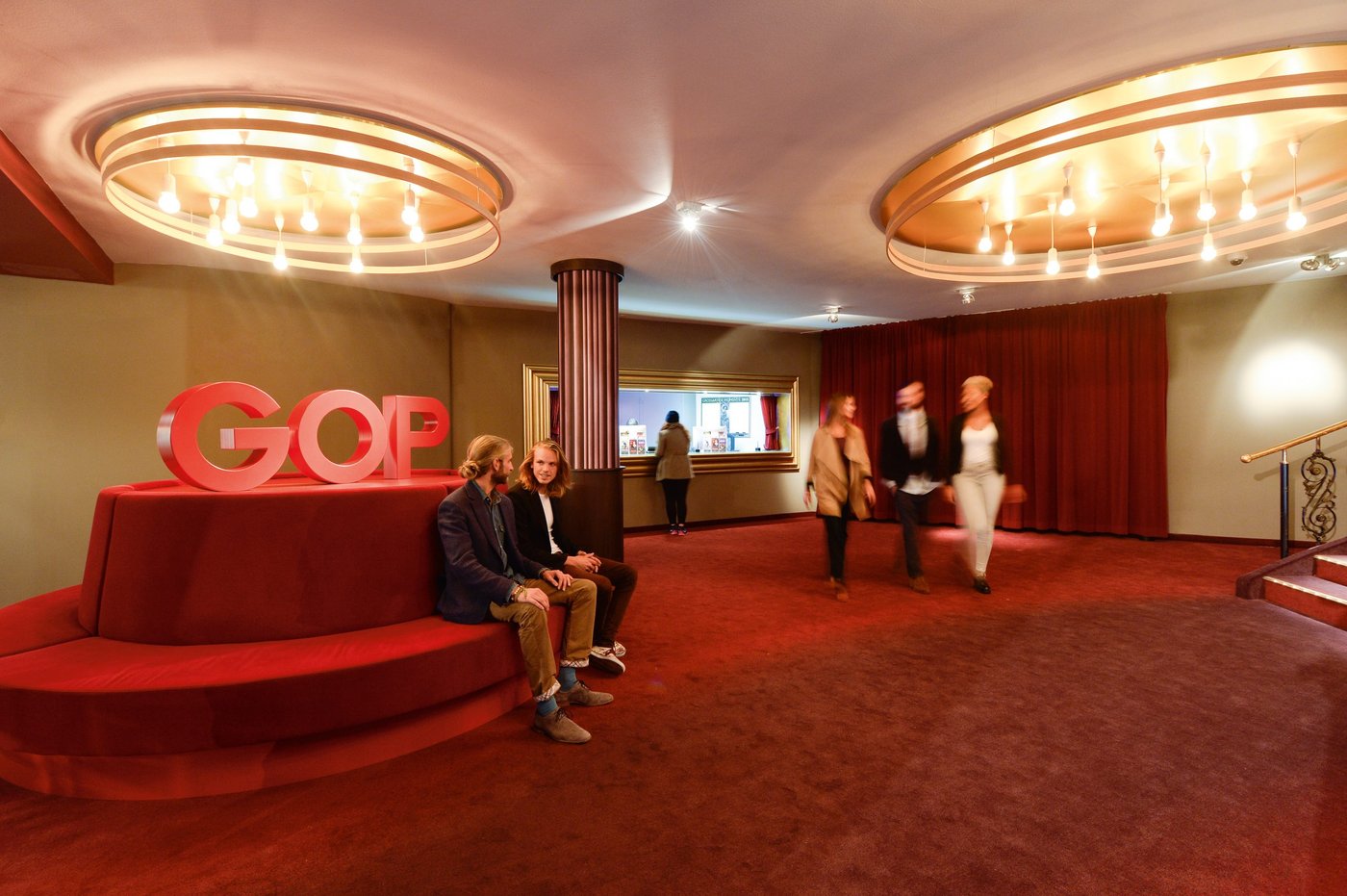 Im Eingangsbereich des GOP Varieté-Theater in Essen sitzen Besucher.