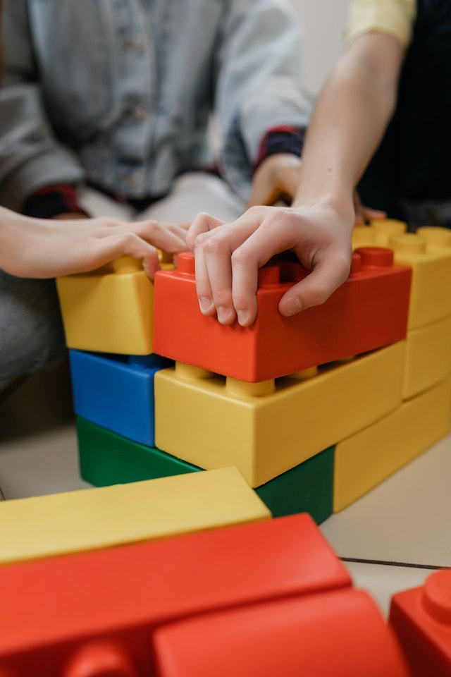 Kinder bauen mit bunten Legosteinen