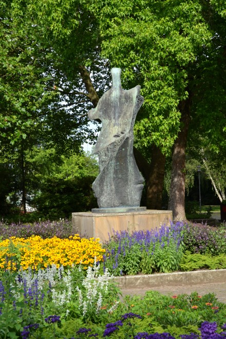 Die Bronzestatue Knife Edge von Henry Moore im Skulpturenpark Grugapark in Essen, Nordrhein-Westfalen