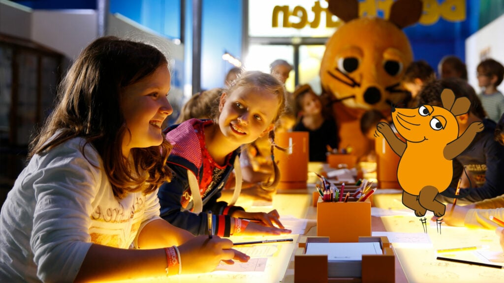 Kinder malen im Museum mit der Maus