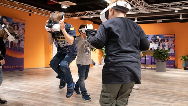 Kinder mit VR-Brillen toben sich aus