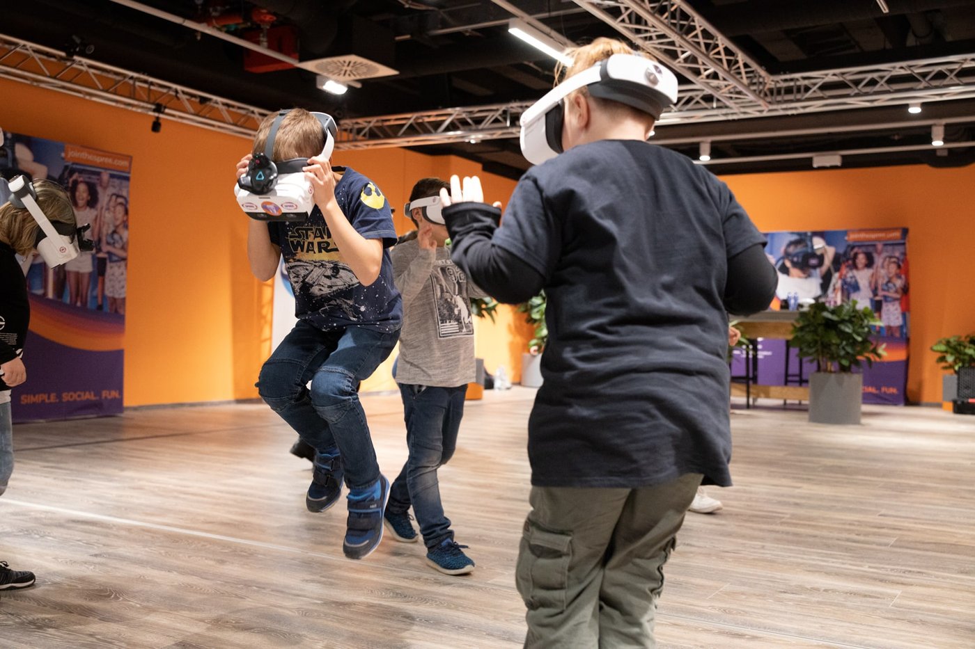 Kinder mit VR-Brillen toben sich aus