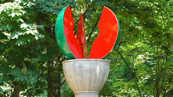 Die skulpturelle Nachbildung einer Melone auf einem Sockel steht in Marl in Nordrhein-Westfalen.