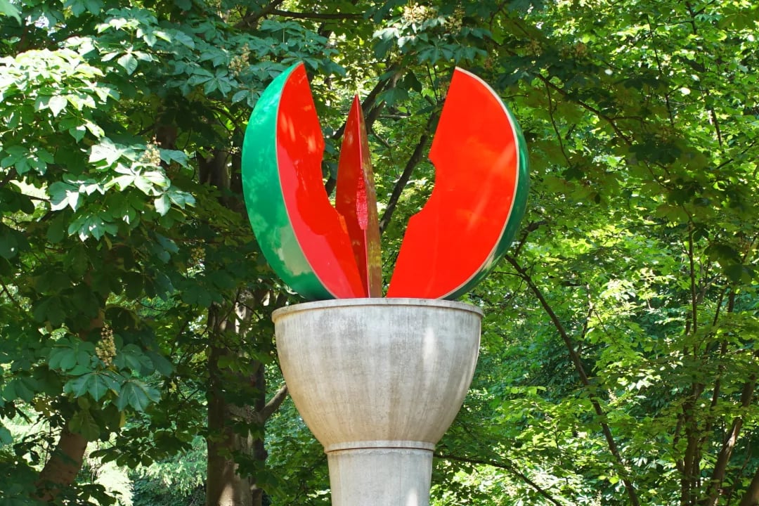 Die skulpturelle Nachbildung einer Melone auf einem Sockel steht in Marl in Nordrhein-Westfalen.