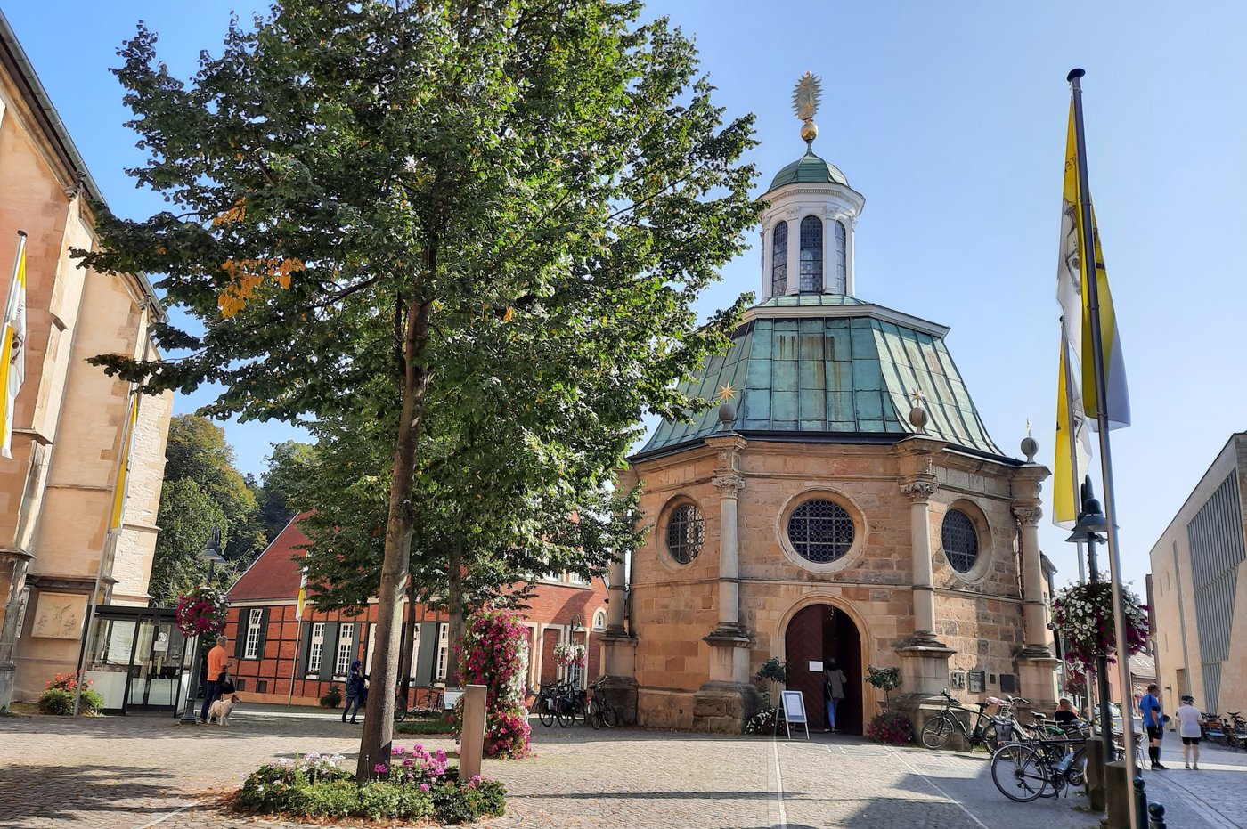Die Wallfahrtskapelle liegt in der mittelalterlichen Alststadt in Telgte, Nordrhein-Westfalen.