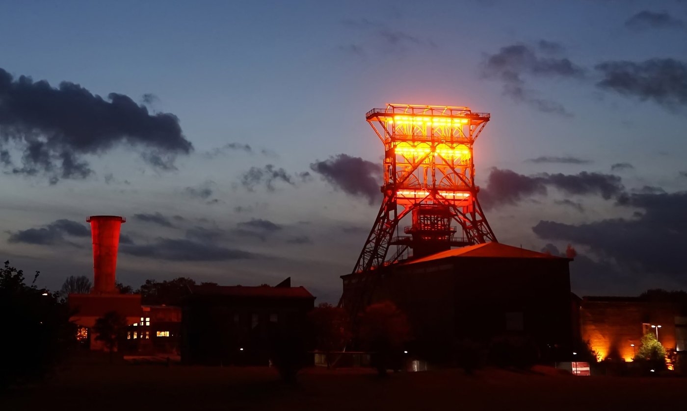 Der beleuchtete Förderturm von Zeche Consolidation in Gelsenkirchen