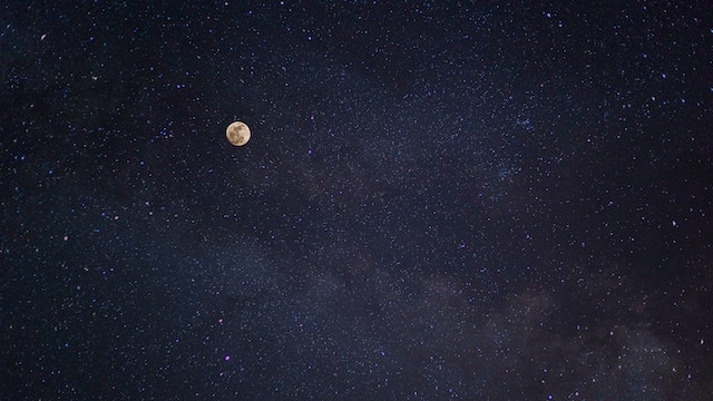 Vollmond und Sternenhimmel