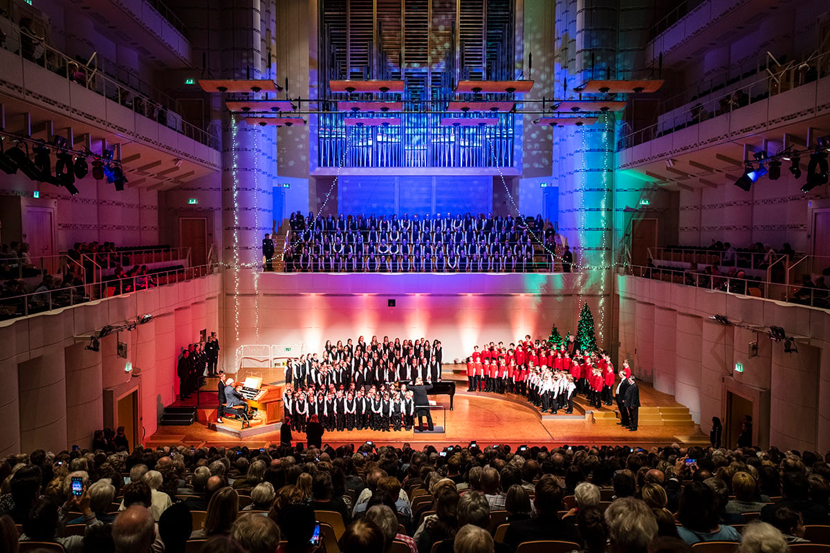 Die Chöre der Chorakademie Dortmund während des Weihnachtskonzertes.