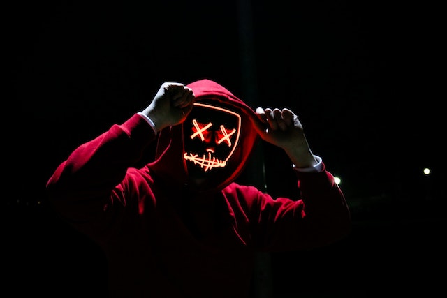Gruseliges Halloween-Kostüm mit leuchtenden Augen