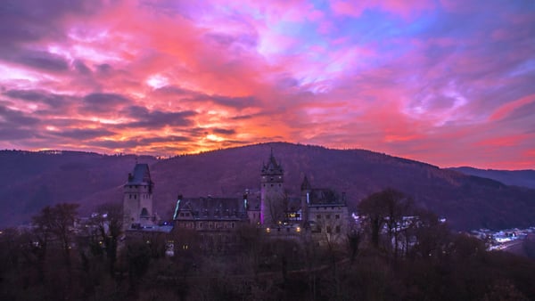 Die Burg Altena im stimmungsvollen Sonnenuntergang. Sie ist Wahrzeichen und Namensgeber der Stadt an der Lenne. im Märkischen Kreis, NRW.