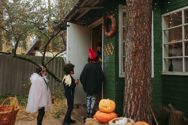 Verkleidete Kinder zu Halloween unterwegs auf Süßigkeitenjagd