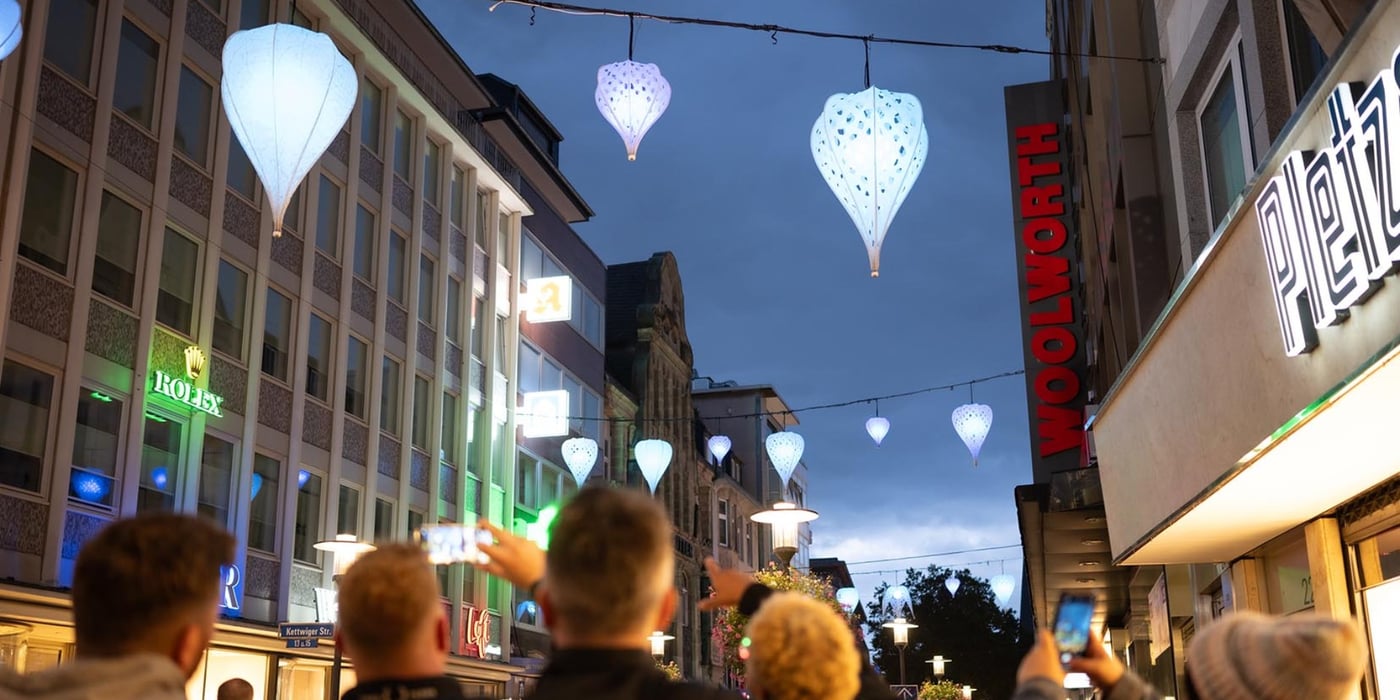Leuchtende Laternen in der Kettwiger Straße in Essen