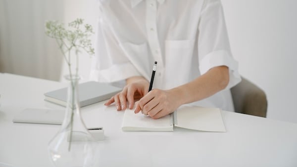 Frau schreibt in ein Buch